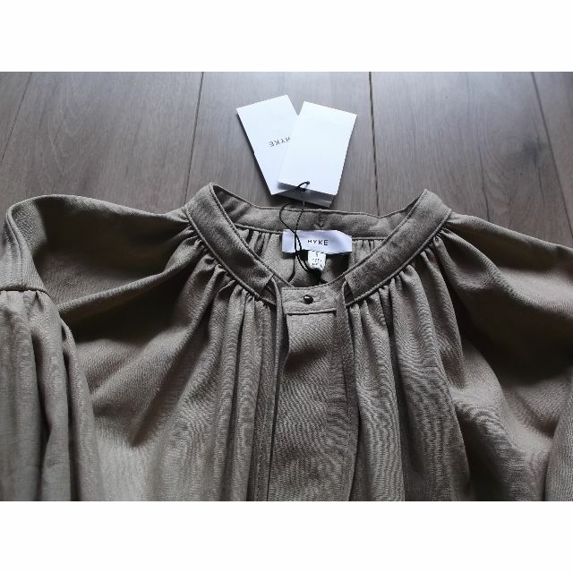 タグ付・HYKEのC/H GATHERED DRESS