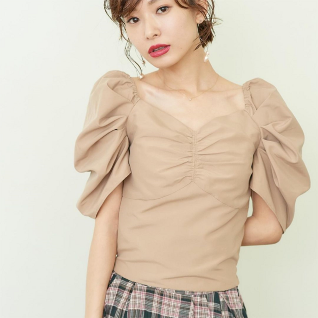 Cherie Mona(シェリーモナ)の【Cherie Mona】ギャザーパフスリーブTOPS レディースのトップス(シャツ/ブラウス(半袖/袖なし))の商品写真