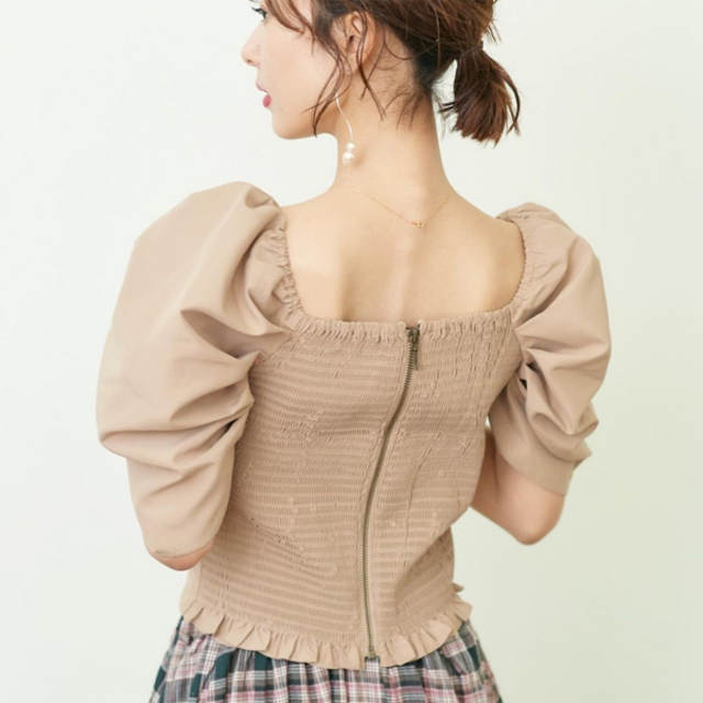 Cherie Mona(シェリーモナ)の【Cherie Mona】ギャザーパフスリーブTOPS レディースのトップス(シャツ/ブラウス(半袖/袖なし))の商品写真