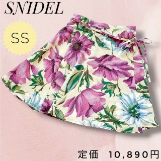 スナイデル(SNIDEL)の美品✨ SNIDEL スナイデル ミニ フレア 巻き スカート 花柄 SS 白(ミニスカート)