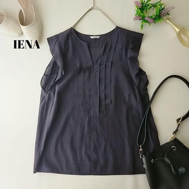 IENA(イエナ)ののりのり様ご専用【イエナ】紺色　袖フリルが可愛いノースリーブブラウス　日本製 レディースのトップス(シャツ/ブラウス(半袖/袖なし))の商品写真