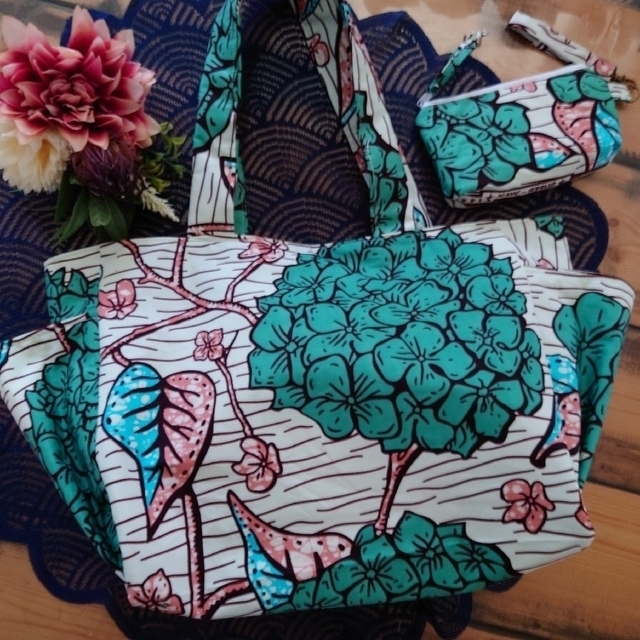 アフリカ布シリーズ　トートバッグ　大　ハンドメイド　グリーン紫陽花　ポーチ付 ハンドメイドのファッション小物(バッグ)の商品写真