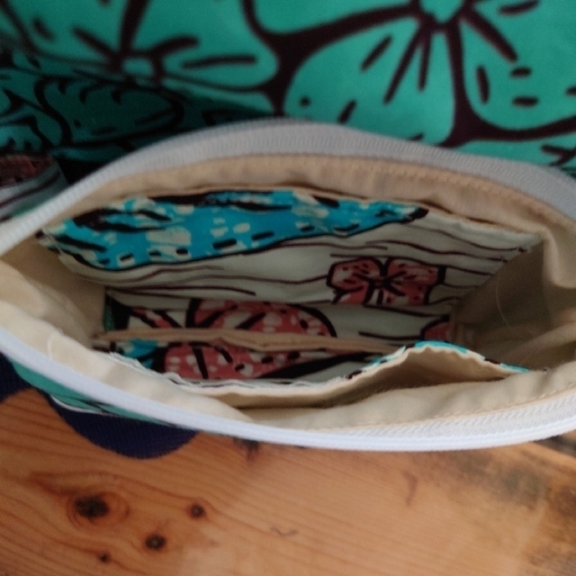 アフリカ布シリーズ　トートバッグ　大　ハンドメイド　グリーン紫陽花　ポーチ付 ハンドメイドのファッション小物(バッグ)の商品写真
