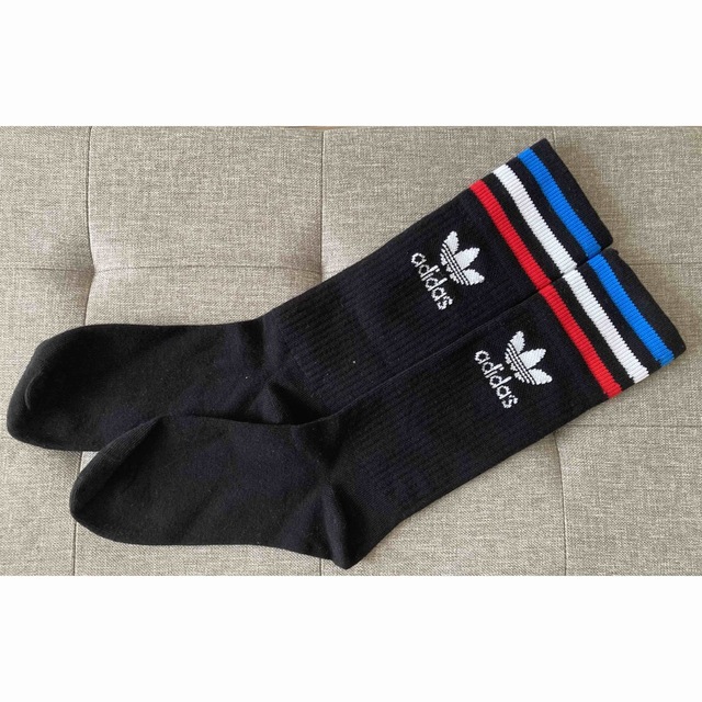 【新品未使用】adidasトレフォイルロゴハイソックス　23〜25㎝　一足 レディースのレッグウェア(ソックス)の商品写真