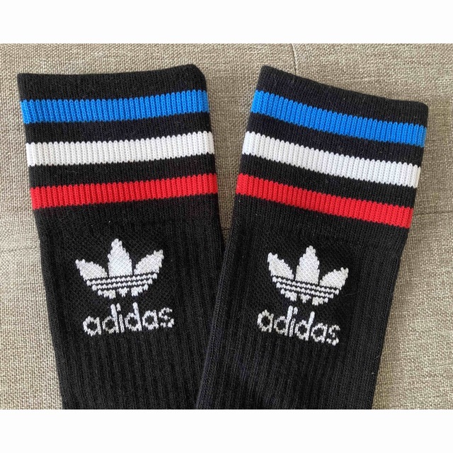 【新品未使用】adidasトレフォイルロゴハイソックス　23〜25㎝　一足 レディースのレッグウェア(ソックス)の商品写真