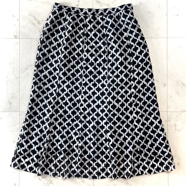 LAPINE BLANCHE(ラピーヌブランシュ)のラピーヌブランシュ 総柄スカート  フレア ひざ丈 黒×白 サイズ38 レディースのスカート(ひざ丈スカート)の商品写真