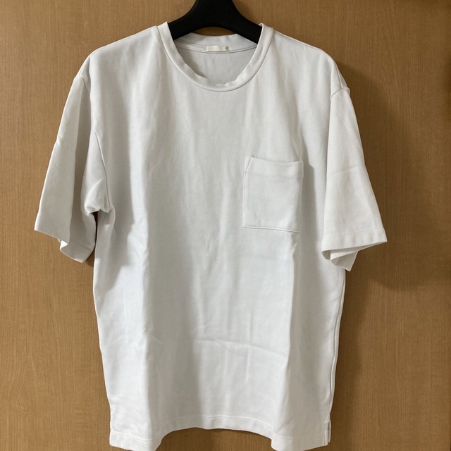 GU(ジーユー)の【送料込み】GU メンズTシャツ 白T メンズのトップス(Tシャツ/カットソー(半袖/袖なし))の商品写真