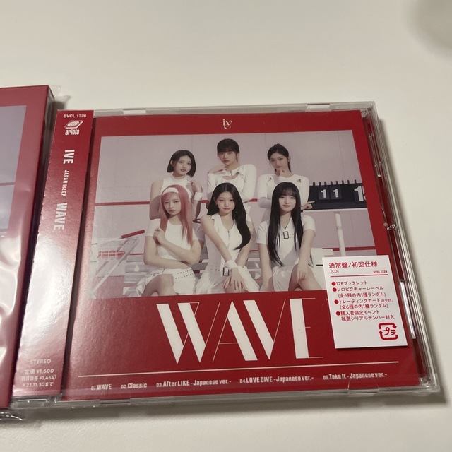 IVE(アイヴ)の新品未開封 IVE WAVE 通常盤 B 初回限定 トレカ シリアル 付き  エンタメ/ホビーのCD(K-POP/アジア)の商品写真