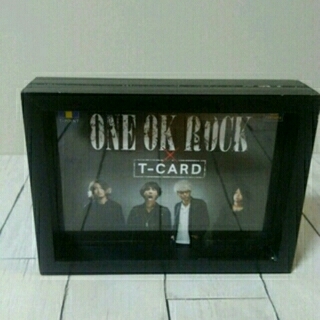 ワンオクロック(ONE OK ROCK)の　木製フォトフレーム　黒or茶1個　ONE OK ROCKフライヤー付き(ミュージシャン)