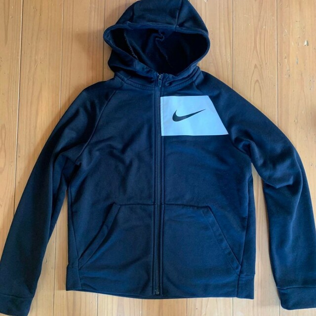 NIKE(ナイキ)のNIKE キッズ150 パーカー　Lサイズ キッズ/ベビー/マタニティのキッズ服男の子用(90cm~)(ジャケット/上着)の商品写真