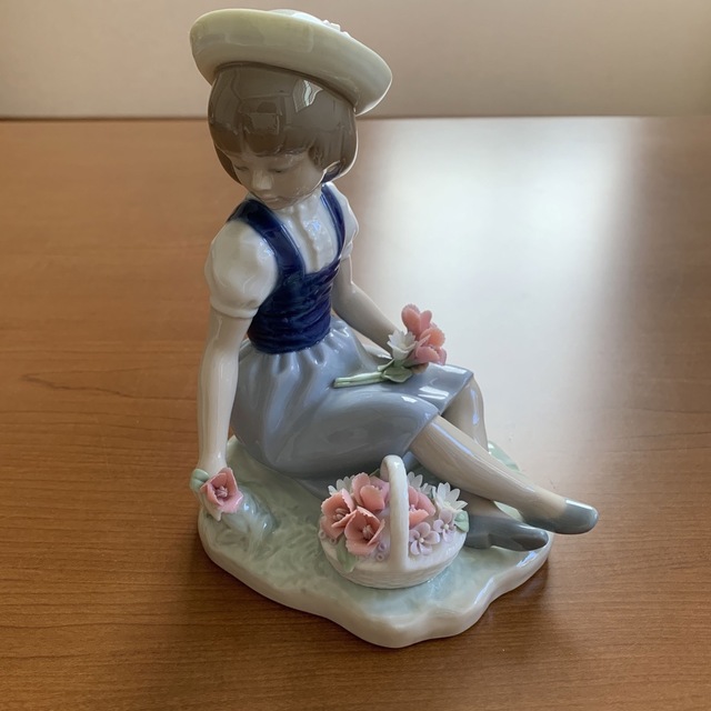 人気商品の リヤドロ No.1287 『花を摘む少女』 置物 - brightontwp.org