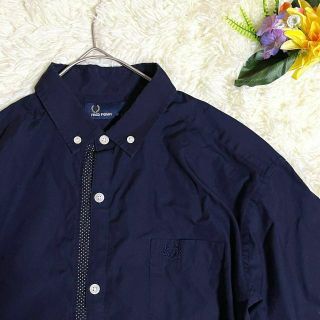 フレッドペリー(FRED PERRY)のフレッドペリー　半袖シャツ　刺繍ロゴ　ドット　紺色【L】(シャツ)