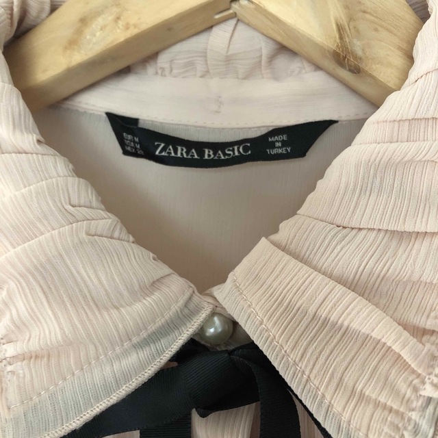 ZARA(ザラ)の未使用　タグ付き　ZARA BASIC フリル　シフォンブラウス レディースのトップス(シャツ/ブラウス(半袖/袖なし))の商品写真