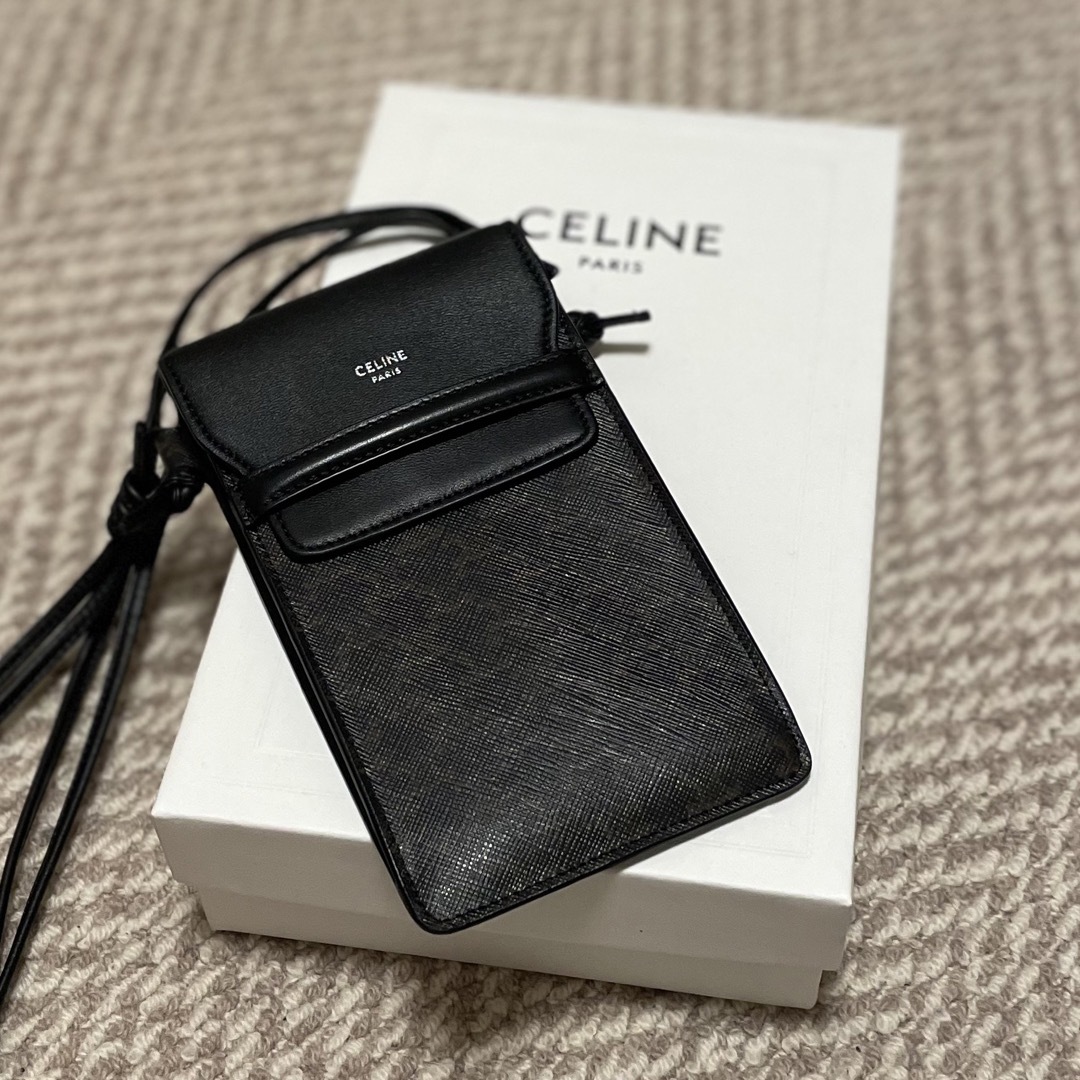 celine(セリーヌ)のセリーヌ　celine フラップ付モバイルポーチ スマホ/家電/カメラのスマホアクセサリー(モバイルケース/カバー)の商品写真