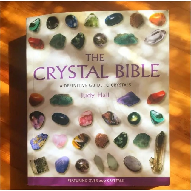 THE CRYSTAL BIBLE(クリスタル バイブル) エンタメ/ホビーの本(趣味/スポーツ/実用)の商品写真