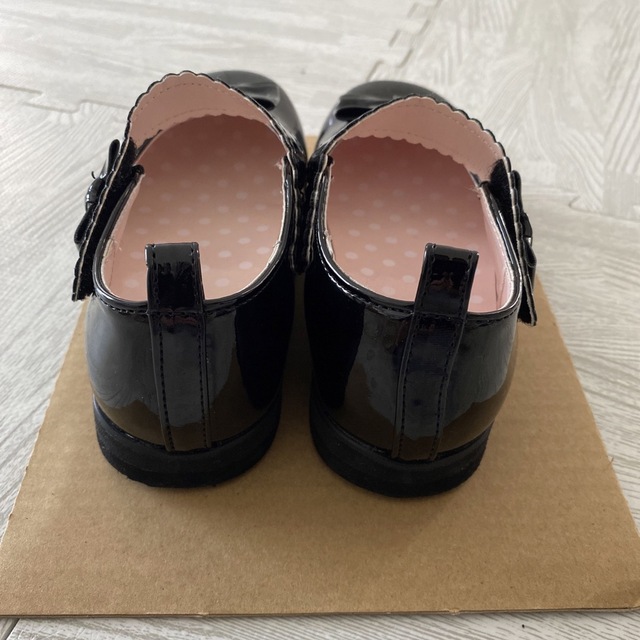 西松屋(ニシマツヤ)のエナメルフォーマルシューズ　18㎝　女の子靴 キッズ/ベビー/マタニティのキッズ靴/シューズ(15cm~)(フォーマルシューズ)の商品写真