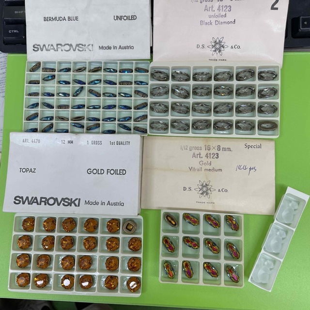 SWAROVSKI(スワロフスキー)のSWARO VINTAGE　EU ハンドメイドの素材/材料(各種パーツ)の商品写真