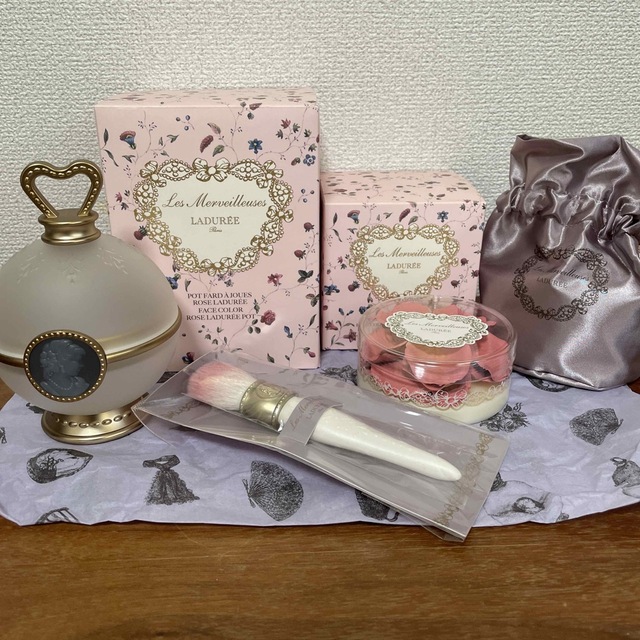 Les Merveilleuses LADUREE(レメルヴェイユーズラデュレ)の★なな様専用★ラデュレ　フェイスカラー　ポット　チーク　ブラシ　セット コスメ/美容のベースメイク/化粧品(チーク)の商品写真