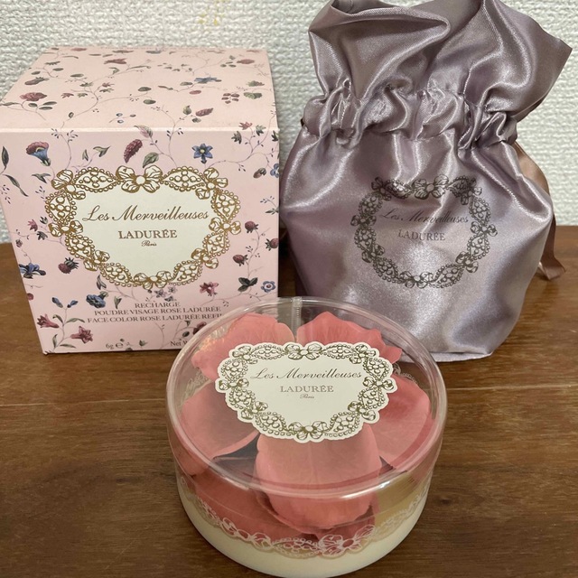 Les Merveilleuses LADUREE(レメルヴェイユーズラデュレ)の★なな様専用★ラデュレ　フェイスカラー　ポット　チーク　ブラシ　セット コスメ/美容のベースメイク/化粧品(チーク)の商品写真