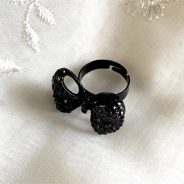 黒リボンリング 指輪 スワロフスキー ラインストーン フリーサイズ レディースのアクセサリー(リング(指輪))の商品写真