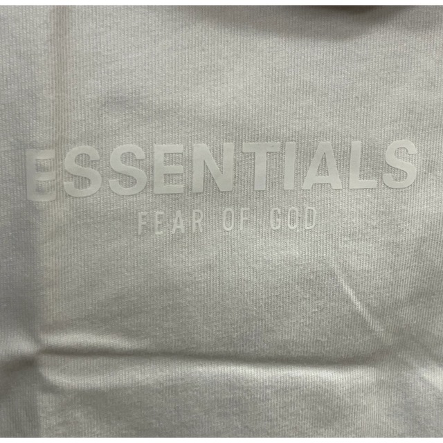 FEAR OF GOD(フィアオブゴッド)の【新品】FOG essentials/バックロゴ リフレクター 白 メンズのトップス(Tシャツ/カットソー(半袖/袖なし))の商品写真