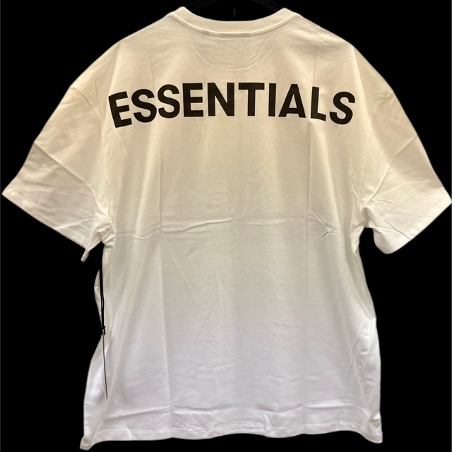 FEAR OF GOD(フィアオブゴッド)の【新品】FOG essentials/バックロゴ リフレクター 白 メンズのトップス(Tシャツ/カットソー(半袖/袖なし))の商品写真