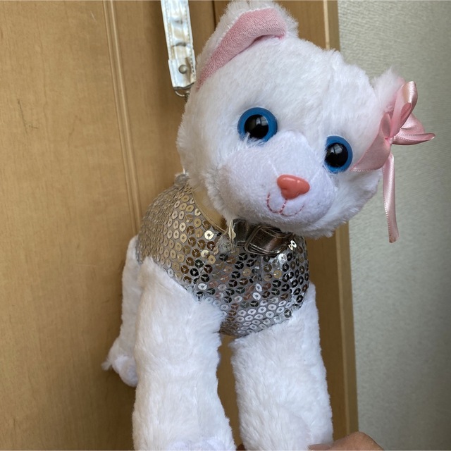 ぬいぐるみバッグ　ネコ シルバー エンタメ/ホビーのおもちゃ/ぬいぐるみ(ぬいぐるみ)の商品写真