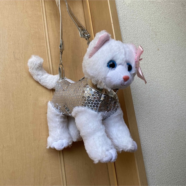 ぬいぐるみバッグ　ネコ シルバー エンタメ/ホビーのおもちゃ/ぬいぐるみ(ぬいぐるみ)の商品写真