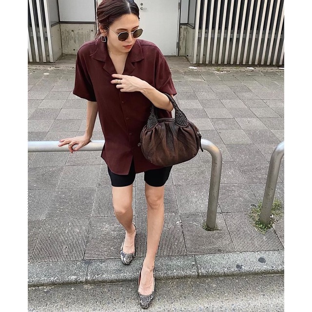 moussy(マウジー)のMOUSSY OPEN COLLAR シャツ ブラウン マウジー 開襟シャツ レディースのトップス(シャツ/ブラウス(半袖/袖なし))の商品写真