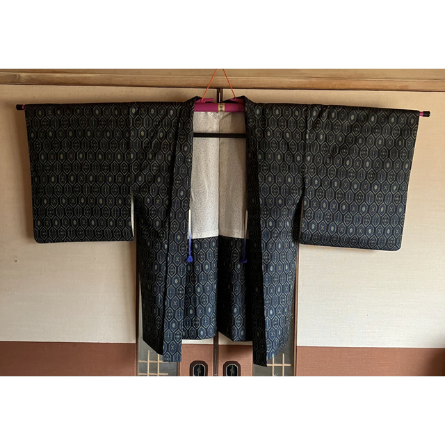新品・帯付き】大島紬 幾何学模様 着物 袷 正絹 羽織り付 着物 新品・帯付き】大島紬 幾何学模様 着物 袷 正絹 羽織り付 着物