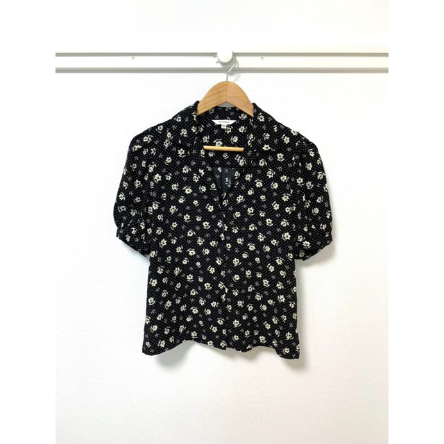 moussy(マウジー)のMOUSSY VINTAGE FLOWER ブラウス 黒 マウジー シャツ レディースのトップス(シャツ/ブラウス(半袖/袖なし))の商品写真