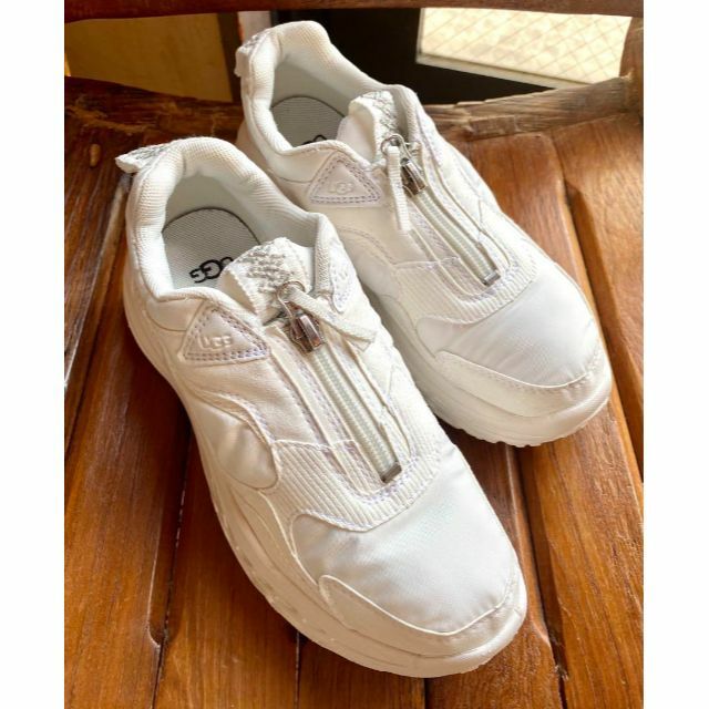 UGG(アグ)の完売しました。。B⑧✨23.5⇒～24素足履・超美品✨UGG✨CA805 Zip レディースの靴/シューズ(スニーカー)の商品写真