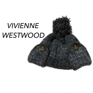 ヴィヴィアンウエストウッド(Vivienne Westwood)のヴィヴィアンウエストウッド【美品】耳当て付き ポンポン ニット帽(ニット帽/ビーニー)