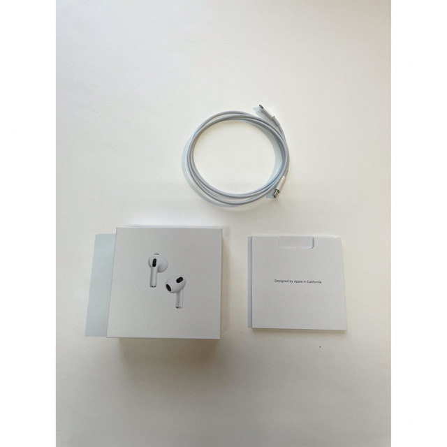 Apple(アップル)のApple airpods 第三世代 スマホ/家電/カメラのオーディオ機器(ヘッドフォン/イヤフォン)の商品写真
