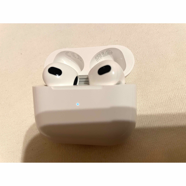 Apple(アップル)のApple airpods 第三世代 スマホ/家電/カメラのオーディオ機器(ヘッドフォン/イヤフォン)の商品写真