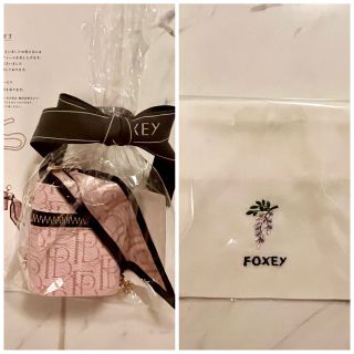 フォクシー(FOXEY)のFOXEYフォクシー FBプリントケース付きチャーム＆ウィステリア刺繍巾着セット(バッグチャーム)