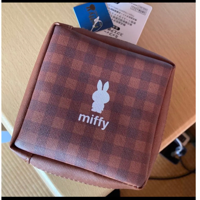 miffy(ミッフィー)の新品 タグ付き スクエア ミッフィー ポーチ エンタメ/ホビーのおもちゃ/ぬいぐるみ(キャラクターグッズ)の商品写真