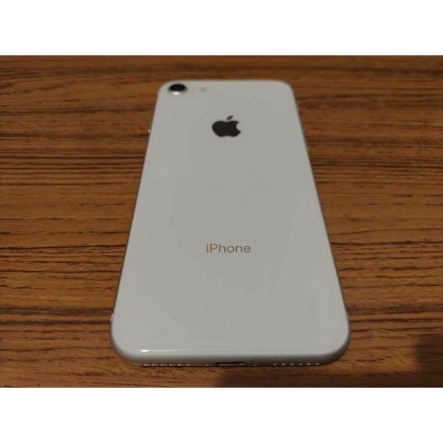 iPhone(アイフォーン)の【美品】iphone8 128GB シルバー SIMフリー スマホ/家電/カメラのスマートフォン/携帯電話(スマートフォン本体)の商品写真