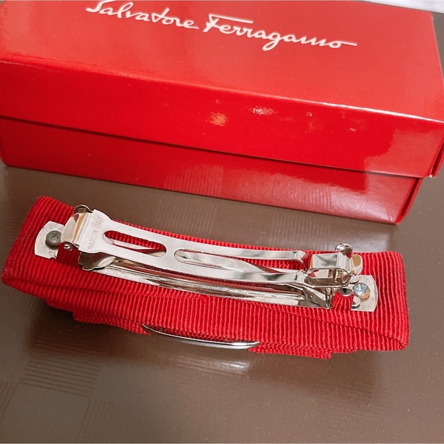 Salvatore Ferragamo(サルヴァトーレフェラガモ)のフェラガモ　バレッタ　レッド レディースのヘアアクセサリー(バレッタ/ヘアクリップ)の商品写真