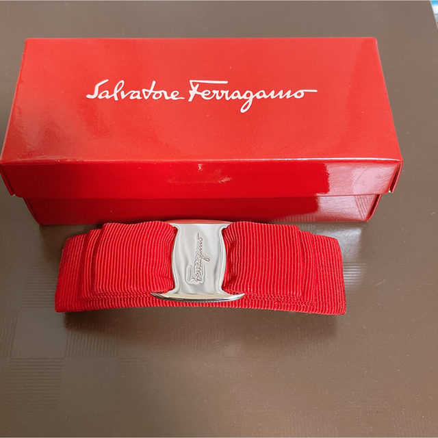 Salvatore Ferragamo(サルヴァトーレフェラガモ)のフェラガモ　バレッタ　レッド レディースのヘアアクセサリー(バレッタ/ヘアクリップ)の商品写真