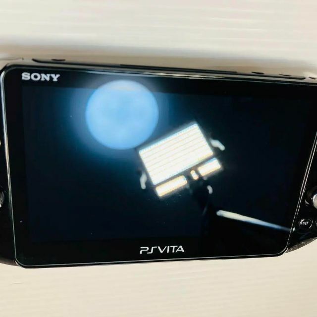 PlayStation Vita(プレイステーションヴィータ)の【美品】PSVITA ブラック PCH-2000ZA11 本体 エンタメ/ホビーのゲームソフト/ゲーム機本体(携帯用ゲーム機本体)の商品写真