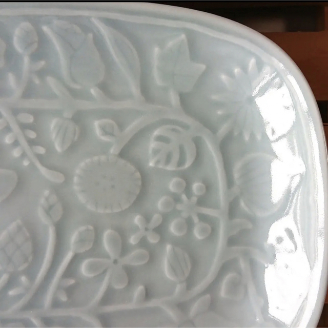 HASAMI(ハサミ)のフラワーパレード レリーフ 長角皿 2枚セット 瑠璃 グレー 波佐見焼 和山 インテリア/住まい/日用品のキッチン/食器(食器)の商品写真