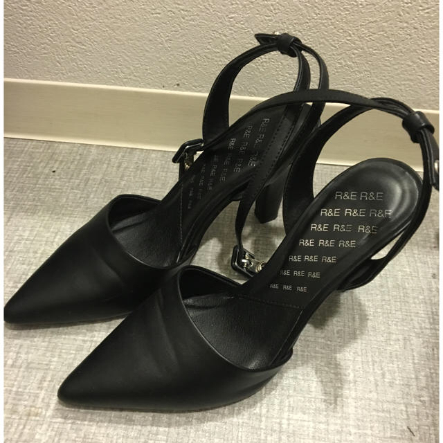 R&E(アールアンドイー)の専用 R＆E 黒パンプス 22.5cm ブラックパンプス レディースの靴/シューズ(ハイヒール/パンプス)の商品写真