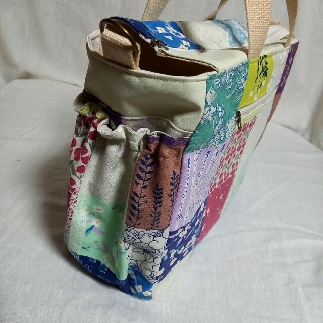 手作り☆花柄パッチワーク&クリーム合皮の口布ファスナー付き 手作り☆花柄パッチワーク&クリーム合皮の口布ファスナー付き