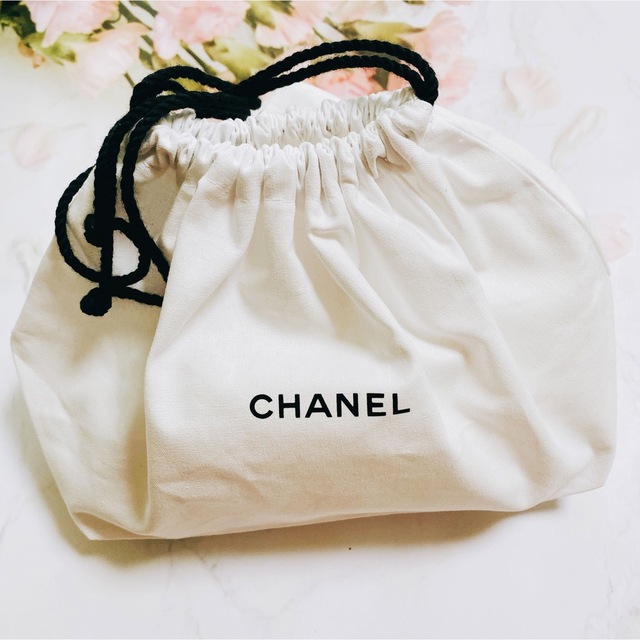 CHANEL(シャネル)のCHANEL （シャネル ) 巾着ノベルティポーチ　ホワイト レディースのファッション小物(ポーチ)の商品写真