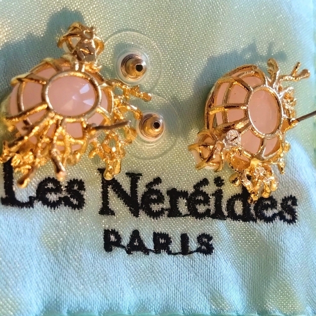 Les Nereides(レネレイド)のレネレイド  ローズ ストーン ゴールド カニ サンゴ スタッドピアス  中古 レディースのアクセサリー(ピアス)の商品写真