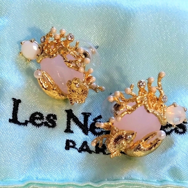 Les Nereides(レネレイド)のレネレイド  ローズ ストーン ゴールド カニ サンゴ スタッドピアス  中古 レディースのアクセサリー(ピアス)の商品写真