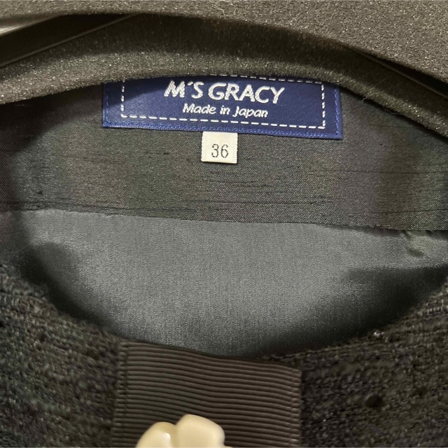 M'S GRACY(エムズグレイシー)のM'SGRACY  エムズグレイシー　フラワーボタン付きツイードワンピース レディースのワンピース(ひざ丈ワンピース)の商品写真