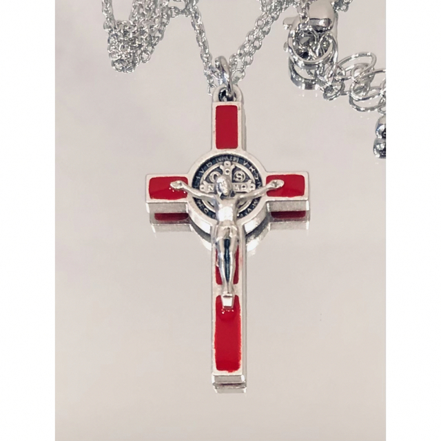 聖ベネディクト十字架　ネックレス　●十字架シルバー×レッド