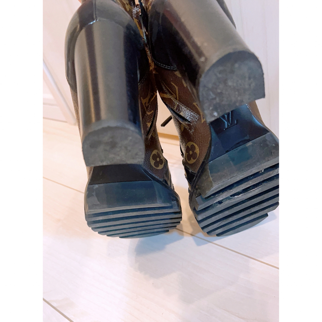 LOUIS VUITTON(ルイヴィトン)のヴィトン　ラインアンクルブーツ レディースの靴/シューズ(ブーツ)の商品写真